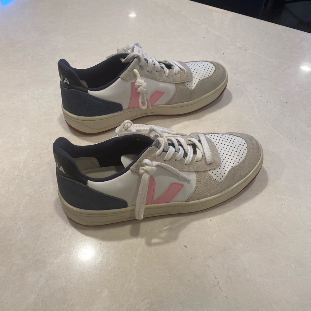 Veja x Madewell minimally worn sneakers. Light pink “V” and navy blue back